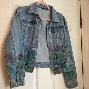 Charlie B jean jacket size medium. It is a soft-ish type denim

Never worn.